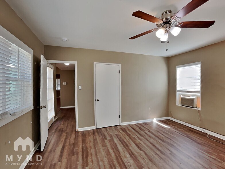 Building Photo - 2141 Royal Oaks Dr