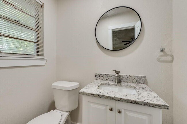 Building Photo - Charming Lease Opportunity in a Convenient Dallas Location!