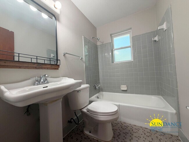 Building Photo - Great 4 Bedroom Home in Fort Walton Beach