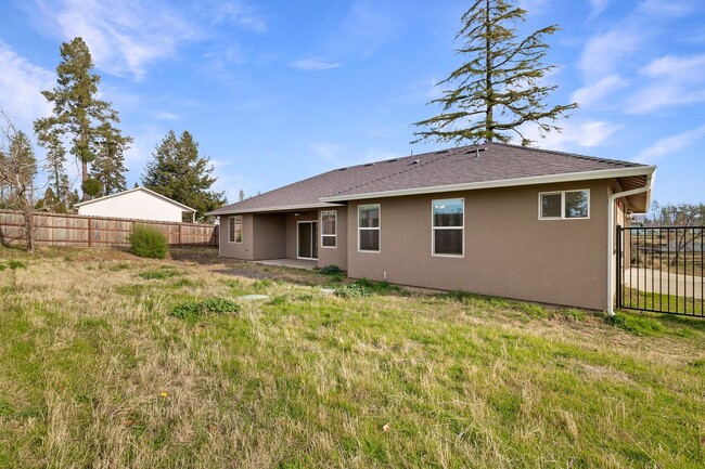 Building Photo - 3 Bedroom Home in Beautiful Paradise, CA! ...