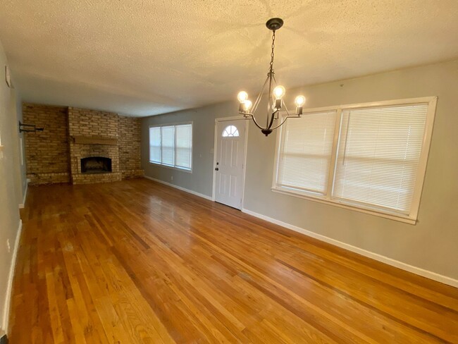 Building Photo - Move in special 2nd months rent $350 off