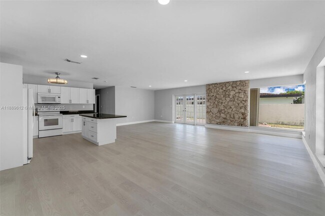 Building Photo - 4400 SW 89th Ave