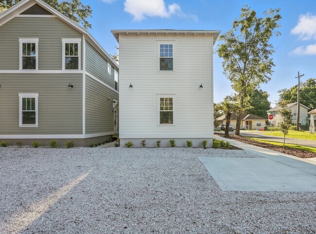 Building Photo - 1227 NW 4th Pl