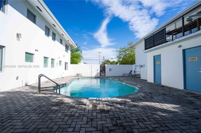 Building Photo - 2412 NE 26th St