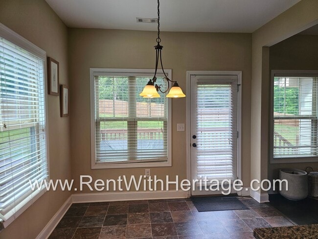 Building Photo - Gorgeous 3 bd / 2 bath / Attention to Deta...