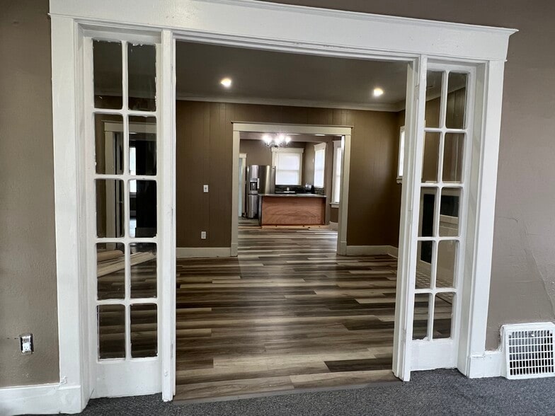 Building Photo - 610 W Armstrong Ave