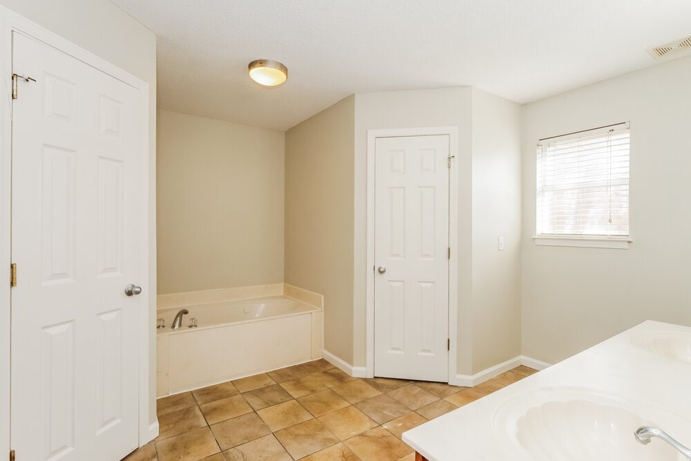 Building Photo - 7875 Sarah Ann Dr S