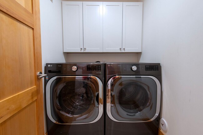 Building Photo - Seasonal Rental 11/1/25 - 5/30/26 Modern F...