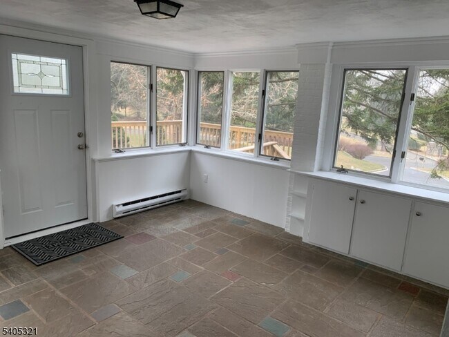 Building Photo - 3 Meadow Dr