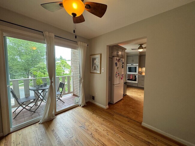 Building Photo - Refreshing 4 Bed 2/2 Bath End Unit Townhom...