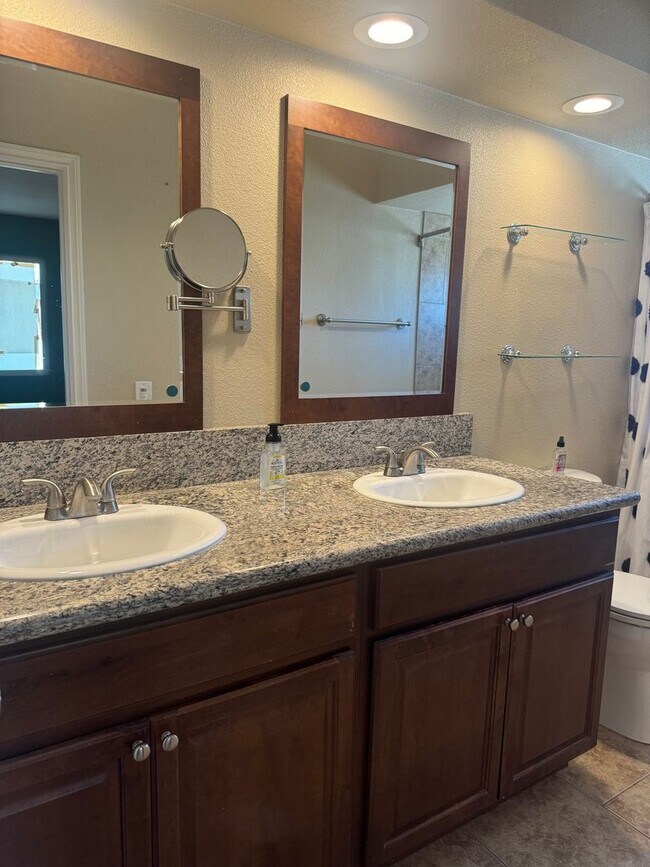 Building Photo - Very Spacious! 3Bed/2.5Bath w/solar panels! Close to Sweetwater Reservoir with plenty of trails!