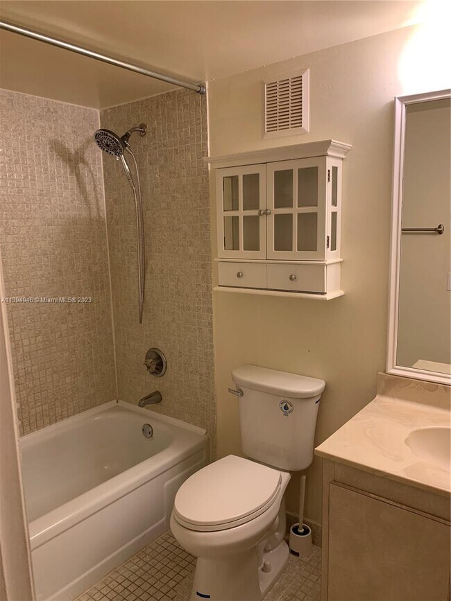 Building Photo - 400 Commodore Dr