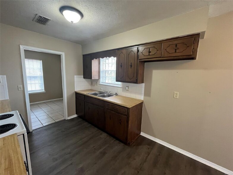 Building Photo - 4142 Strathmore Dr