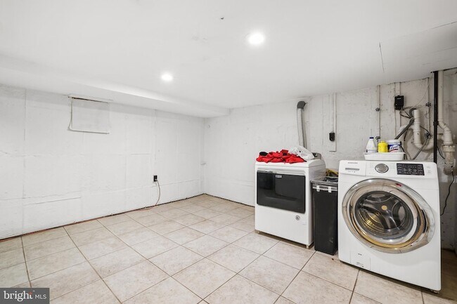 Building Photo - 2206 S Fern St