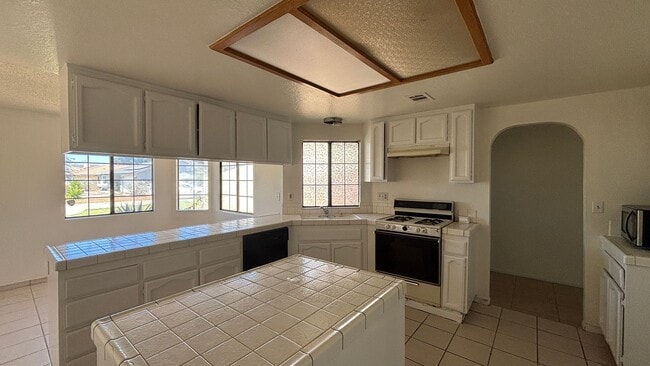 Building Photo - Quaint Three Bedroom, Two Bathroom Home!