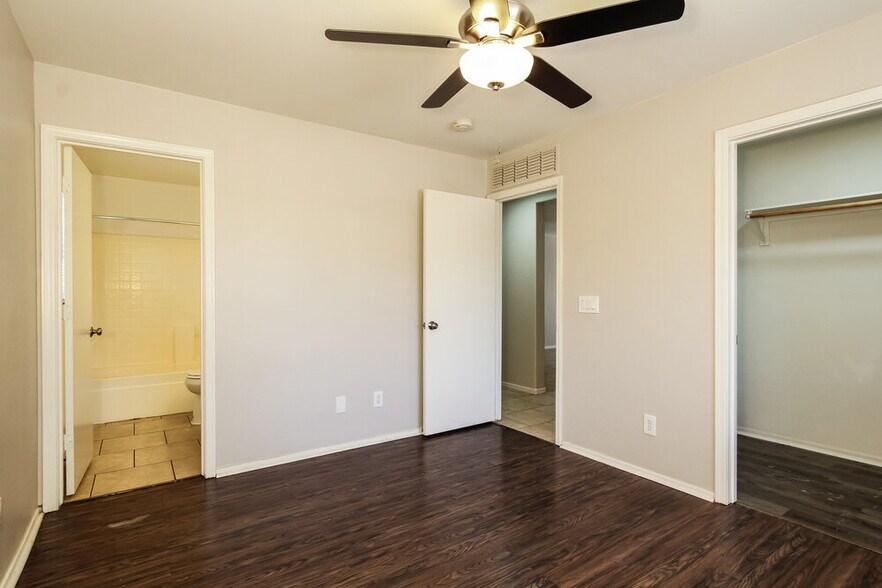 Building Photo - 12622 W Bloomfield Rd