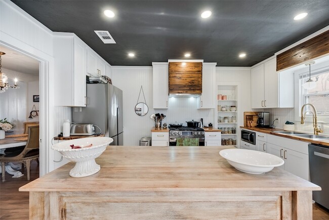 Building Photo - 2216 W Lotus Ave