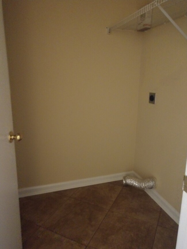 Building Photo - Beautiful 3 Bed 2 Bath Townhouse Close to ...