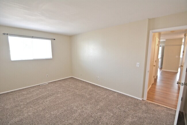 Building Photo - Town Home