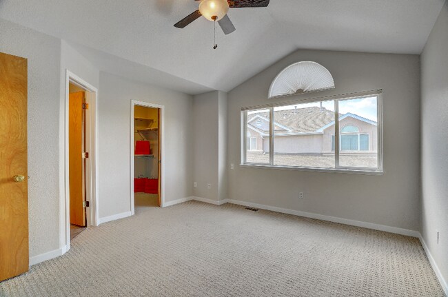 Building Photo - 652 Ridgeview Dr
