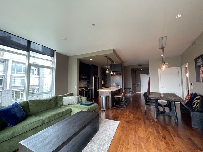 Building Photo - Incredible 1Bd/1Ba Fully Furnished Condo in the Pearl!!!! Corner Unit with Spectacular Views & Ga...