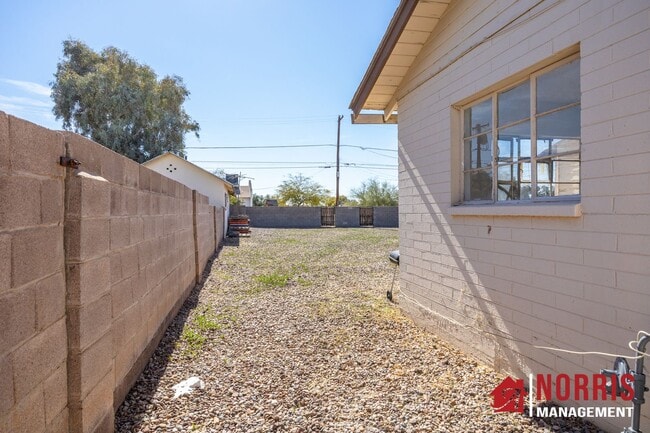 Building Photo - Charming One-Bedroom Duplex