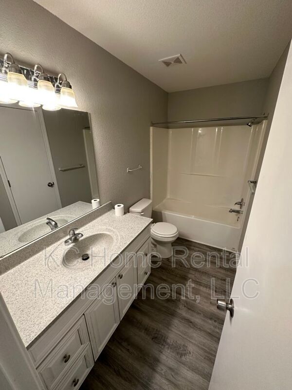 Building Photo - 8201 Woodson Dr