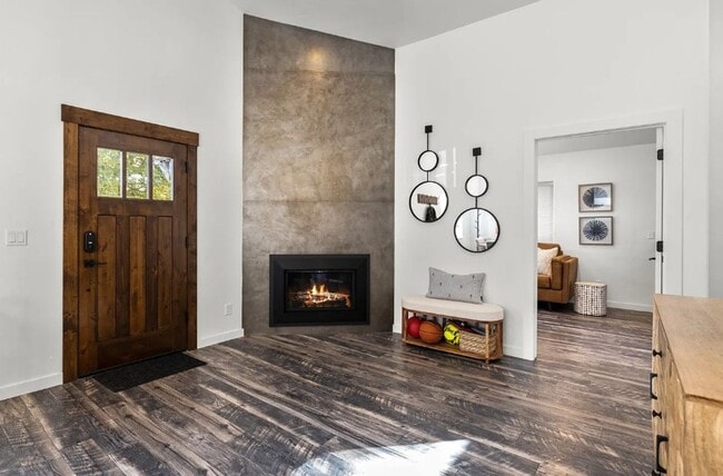 Building Photo - 4 Bed, 2 Bath, Fully Furnished, 2 Level Home, Fenced Yard