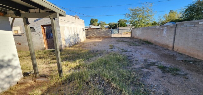 Building Photo - 2126 E Hidalgo Vista