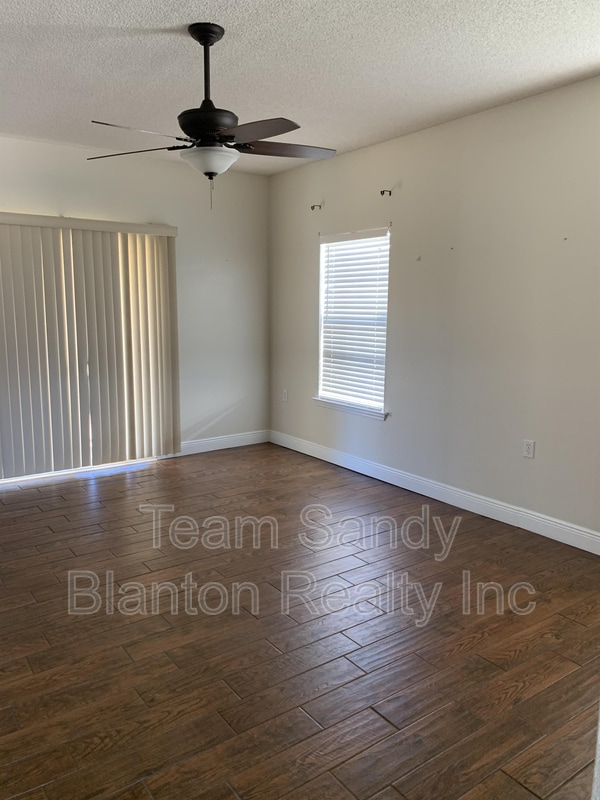 Building Photo - 8949 Camelot Pl