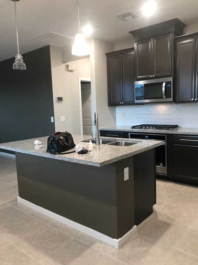 Building Photo - Beautiful Newer 3 bedroom Home Sweetwater ...