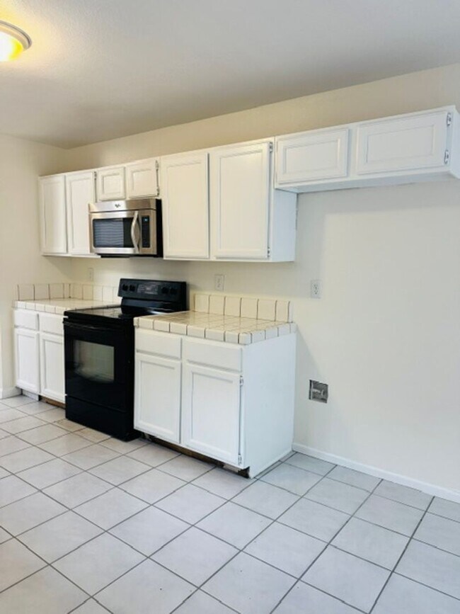 Building Photo - 9004 Pineridge Way