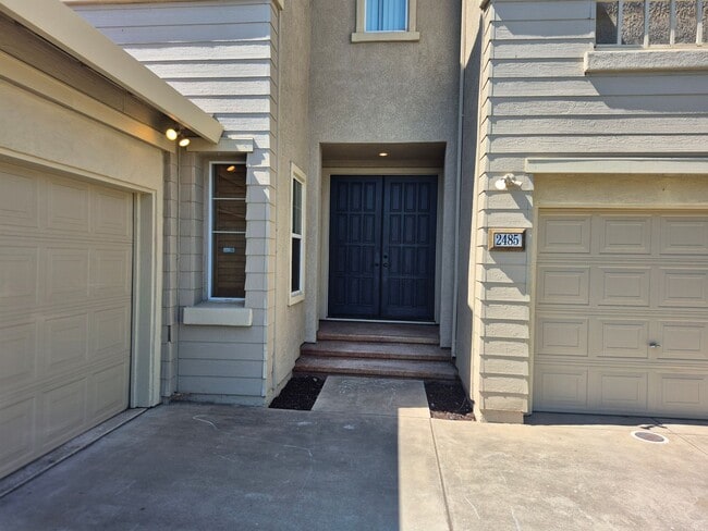 Building Photo - Beautiful 4 bedroom 3.5 bath in Natomas Park