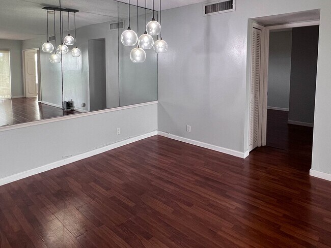 Building Photo - 2850 N Palm Aire Dr