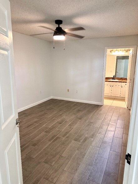 Building Photo - 2691 Albatross Rd N