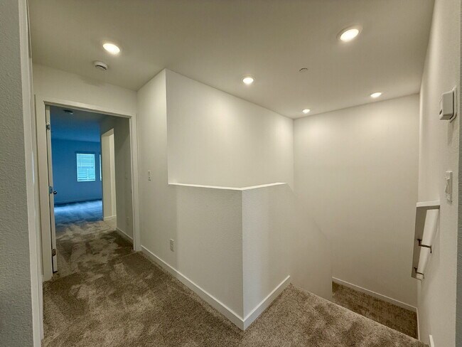 Building Photo - 3 BED 2.5 BATH 2 BALCONY 2 CAR GARAGE TOWNHOUSE IN HENDERSON FOR RENT!!