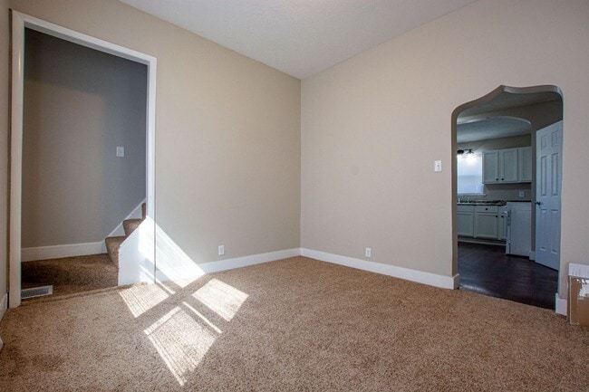 Building Photo - Spacious and CLEAN 2 Bedroom / 1 Bath Home...