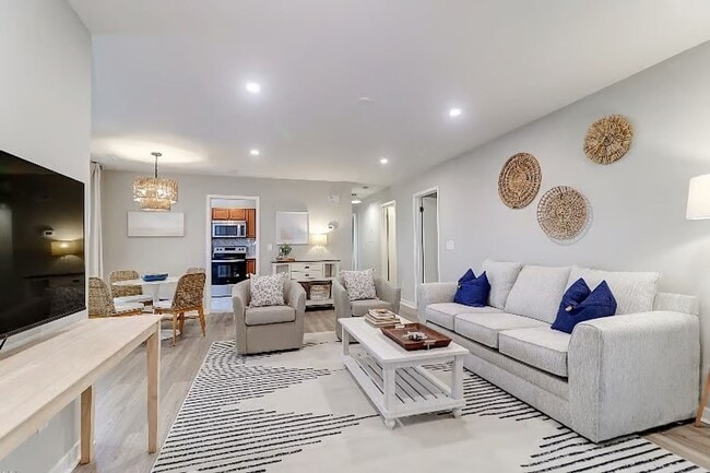 Building Photo - 2BD/2BA Town Home Mount Pleasant Fully Furnished - Available May 1st, 2026 LEASE TERM NEGOTIABLE