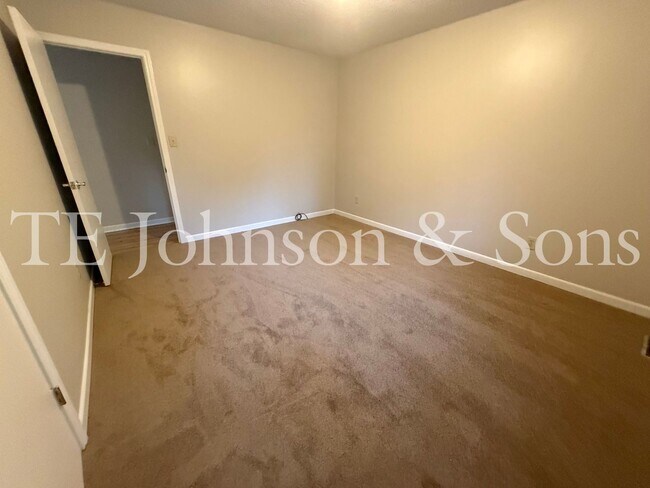 Building Photo - Charming 3 Bedroom Home Near Country Club ...