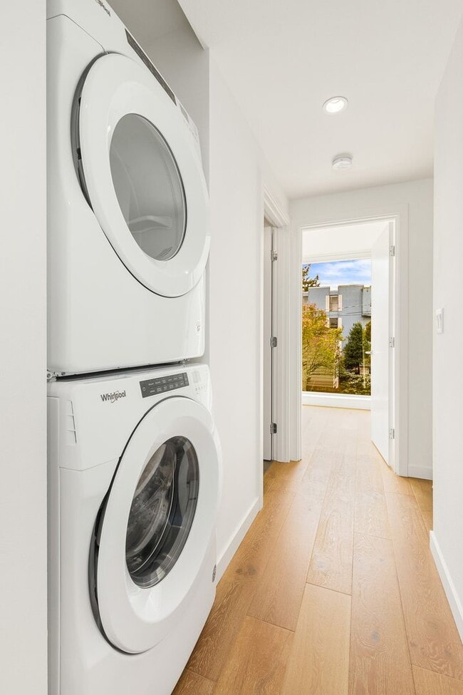 Building Photo - Eastlake 3 Bedroom Townhouse with Rooftop Deck/Views