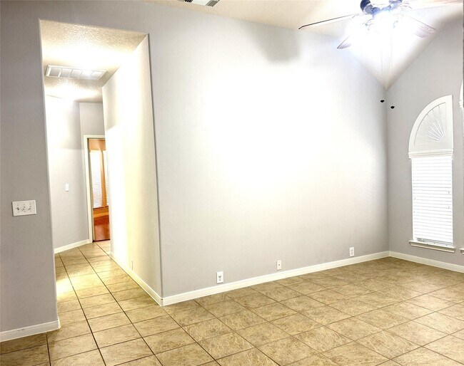 Building Photo - 2910 Sandleigh Dr