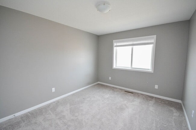Building Photo - Exceptional townhouse with premium feature...