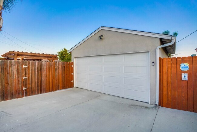 2 Car Garage - 1340 W 3rd St