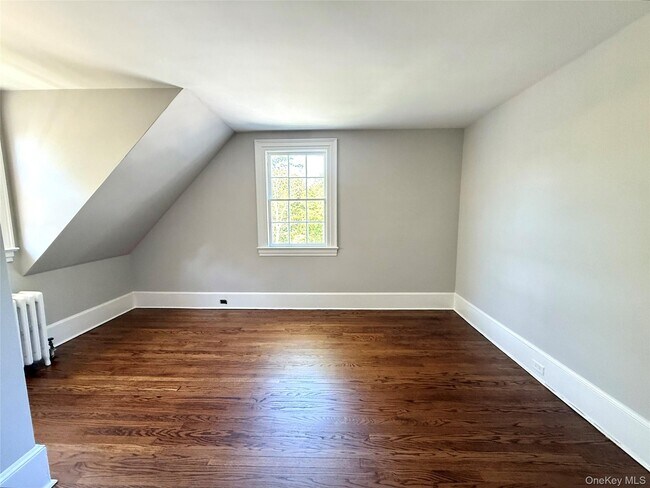 Building Photo - 35 La Rue Dr