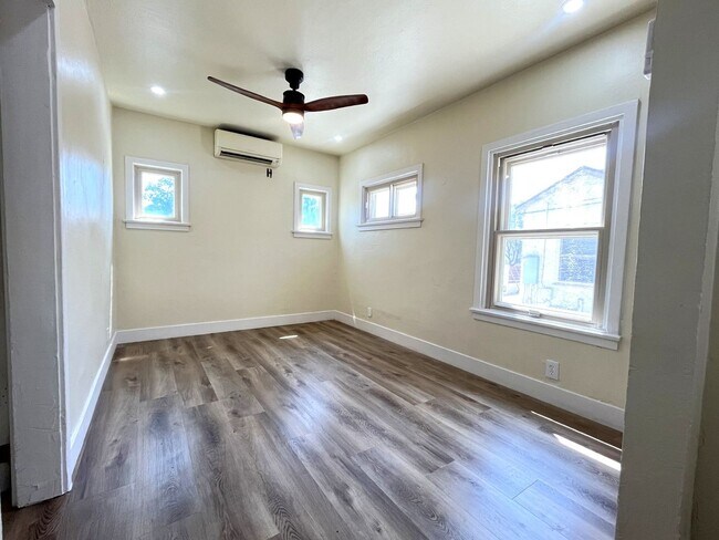 Building Photo - Just Listed! 1B/1B Newly Remodeled Unit