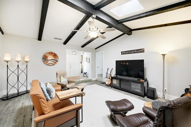 Building Photo - 110 Ridge Oak Dr