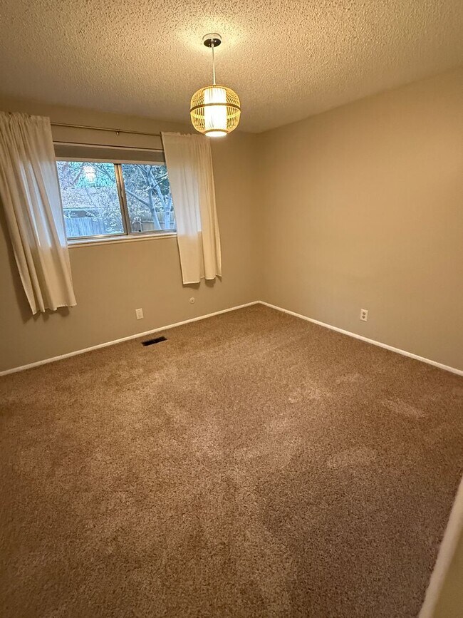 Building Photo - 3-Bedroom Home in great Location