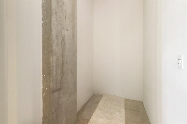 Building Photo - 2211 Briarglen Dr