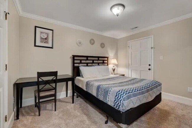 Building Photo - 2201 1/2 Summit St