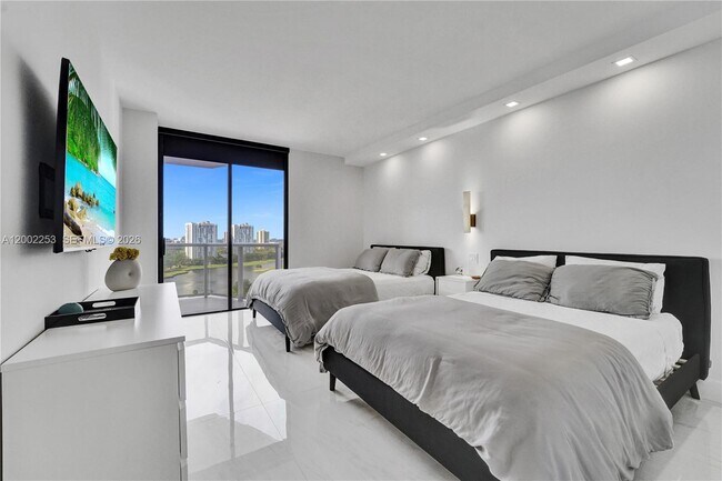 Building Photo - 20281 E Country Club Dr